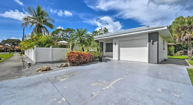 Коттедж Remodeled Naples Getaway w/ Pool ~ 1 Mi to Beach!