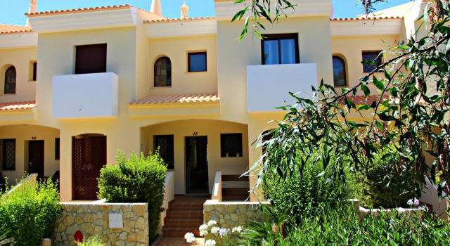 Traditional Townhouse in Vila Sol by Ideal Homes