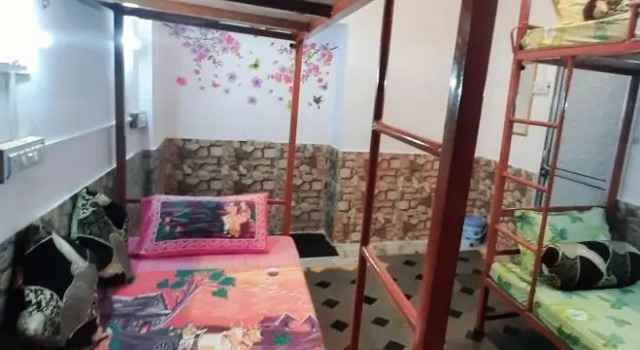Кровать в общем номере Yellow Heights