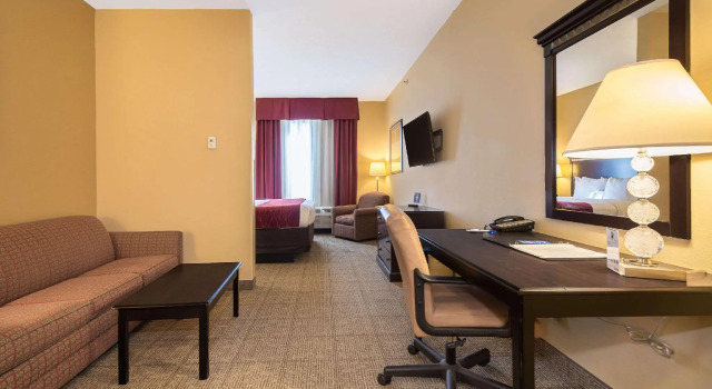 Люкс c 1 комнатой Comfort Inn and Suites Maingate South Davenport