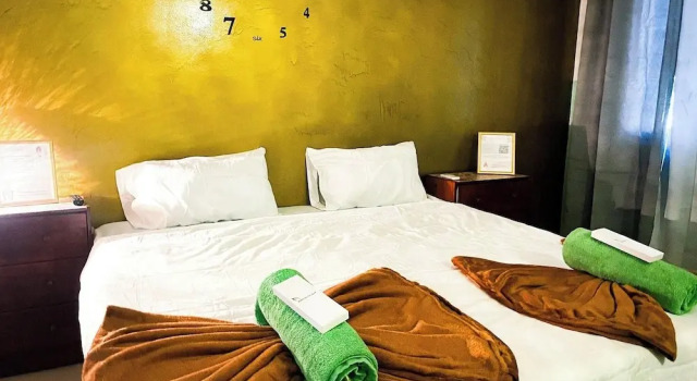 Poolside Apartment - Sleeps 4, Ac & Hot Shower