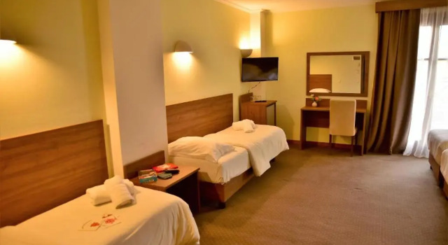 Семейный номер Standard с видом на бассейн Mont Helmos Hotel