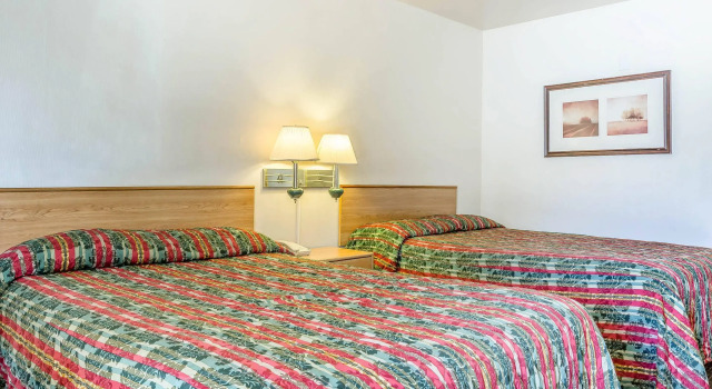 Четырёхместный номер Standard Rodeway Inn Magic Mountain Area