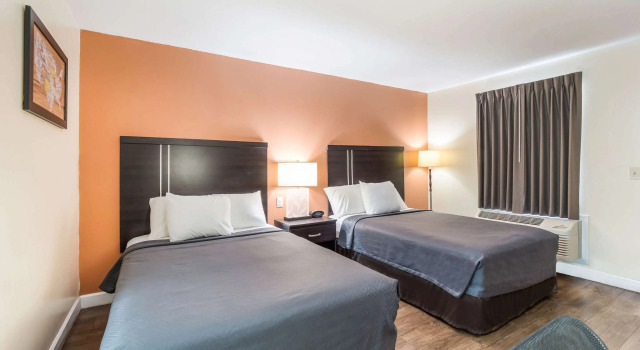 Четырёхместный номер Standard Econo Lodge Santee