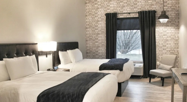 Четырёхместный номер Standard с видом на реку Waterfront Hotel