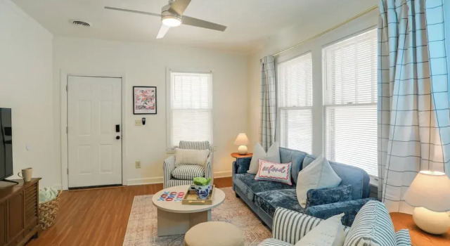 Walk to Oxford Square & Ole Miss: Central Home!