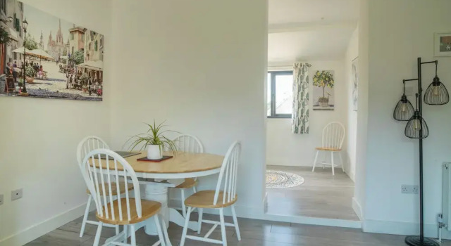 Modern Apartment in the Cotswolds Sleeps 6, Varaa Huoneisto Asunnot kohteessa Merseyside, Huoneisto