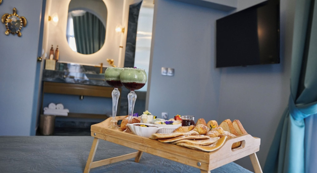 Люкс с балконом Fairytale Athens - Luxury Suites