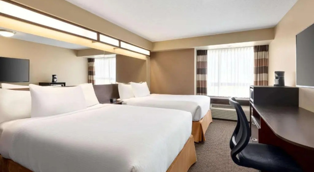 Четырёхместный номер Business Microtel Inn and Suites by Wyndham Weyburn