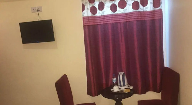 KAYS LODGE, Buchen Sie Pension Hotels in Daressalam mit Parkplatz, Parkplätze