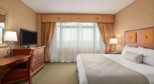 Номер Executive Embassy Suites by Hilton at Hot Springs Convention Center