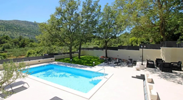 Вилла VILLA SKURA private heated pool 32m2, summer kitchen, 4 bedrooms, garden