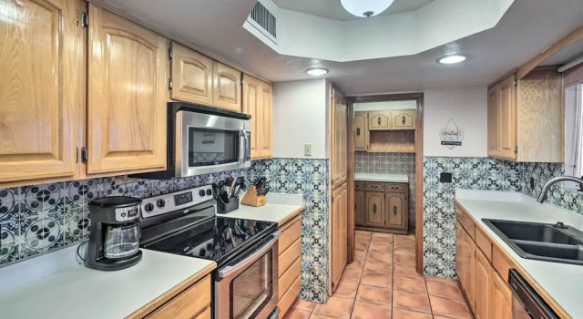 Коттедж Patio & Panoramic Views: Hillside Lake Havasu Home