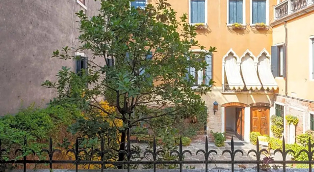 Fujiyama B & B, Забронировать Отель Дорсодуро Венеция, рядом с Театр Россини