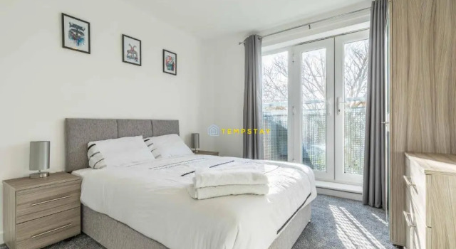 1 Bed Corporate stay-WALK TO STATION-LONDON 18 MIN