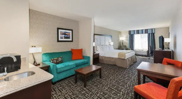 Двухместный номер Deluxe Holiday Inn Express & Suites Eureka by IHG