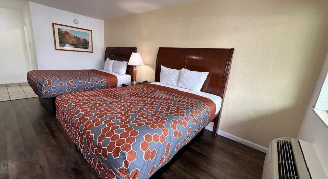 Четырёхместный номер Standard Desert Sands Inn & Suites