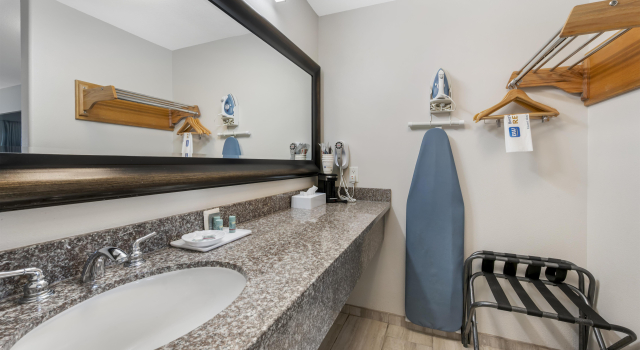 Четырёхместный номер Standard Best Western Inn at Face Rock