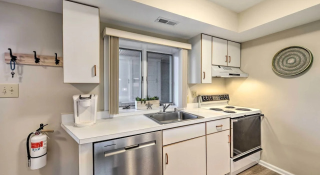 Апартаменты Brigantine Condo w/ Beach Access & Pool Views
