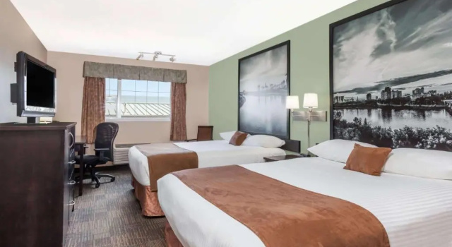 Четырёхместный номер Deluxe Super 8 by Wyndham Saskatoon Near Saskatoon Airport