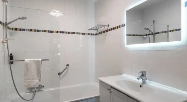Апартаменты Les 15 Pins & La Mer -  Riviera Escape Apartments with Pool & Garden