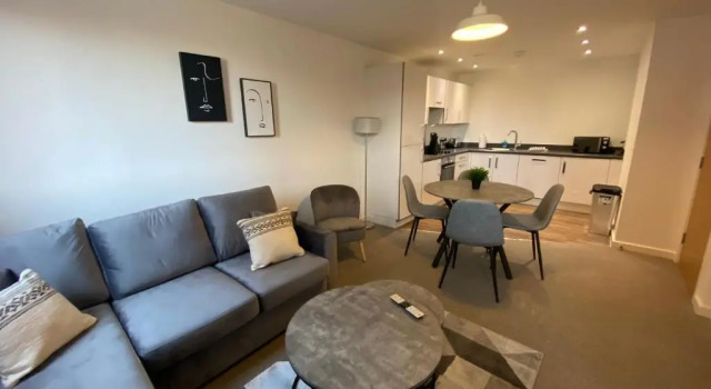 2 Bedroom, 2Bathroom Modern Apartment close to Ocean Village, Free parking, Single or Double beds