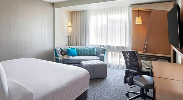 Двухместный люкс c 1 комнатой Courtyard by Marriott Wayne Fairfield