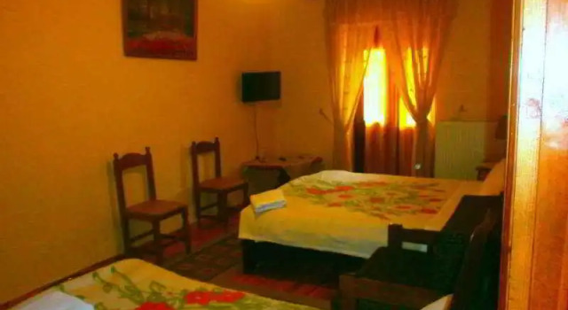 Pashuta, Book Hotel Hoteller i Korçë County med parkering, Parkering