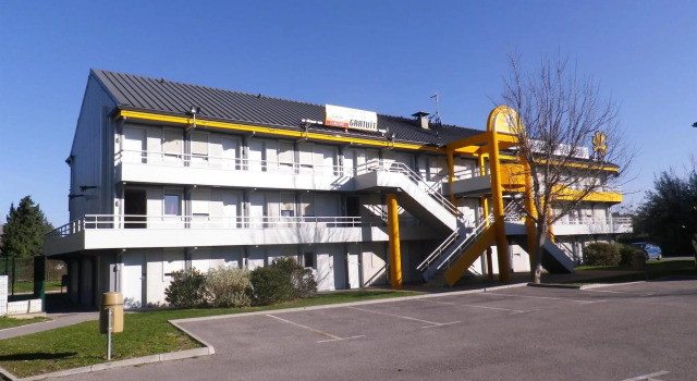 Кровать в общем номере Kyriad ECO - Avignon Sud Parc des Expositions