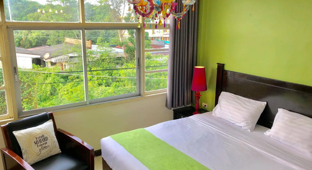 Кровать в общем номере Baan Nilawan Hotel