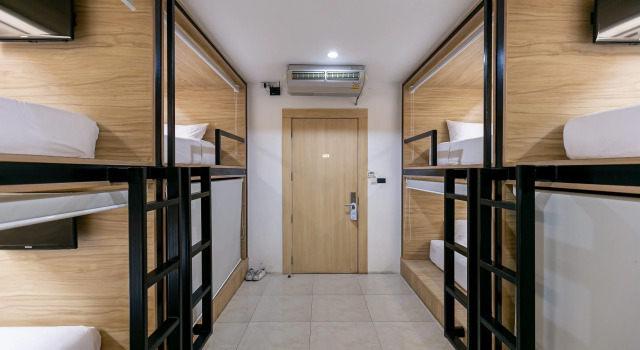 Кровать в общем номере (мужской номер) The Bedrooms Hostel Pattaya