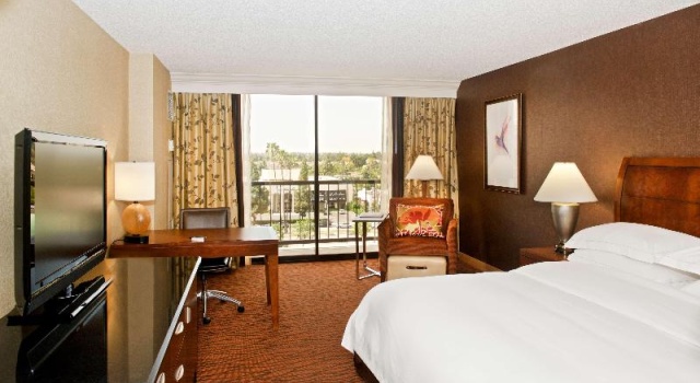 Номер Superior с балконом Hilton Orange County/Costa Mesa