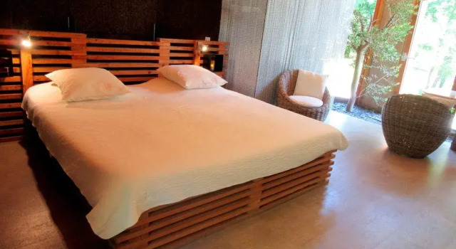 D'une Autre Nature, Book Hotel  