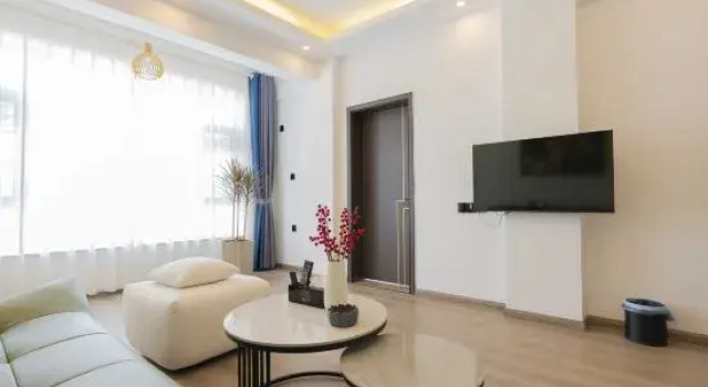 Люкс с балконом Dali Xiabing Xinju Villa Designer Homestay (Dali High-speed Rail Station Erhai Branch)