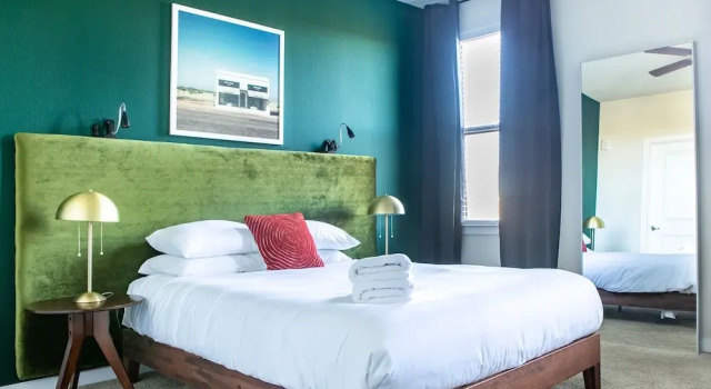 South Congress Apts wPool by WanderJaunt, Забронировать Апартаменты/квартира Остин Greater Austin, рядом с Саут-Конгресс Авеню