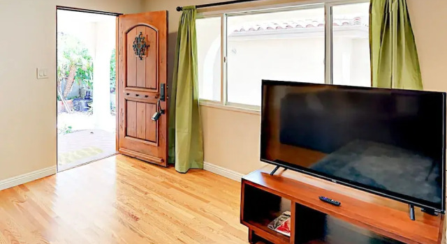 1731 Plum Street Duplex Unit B - 3 Br apts by RedAwning, Забронировать Дом для отпуска Point Loma 