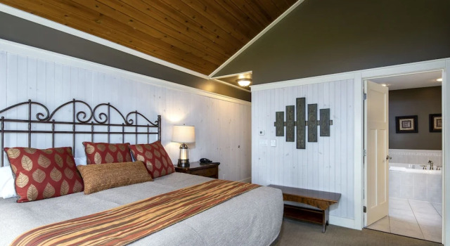 Люкс с балконом и с видом на озеро Larsmont Cottages