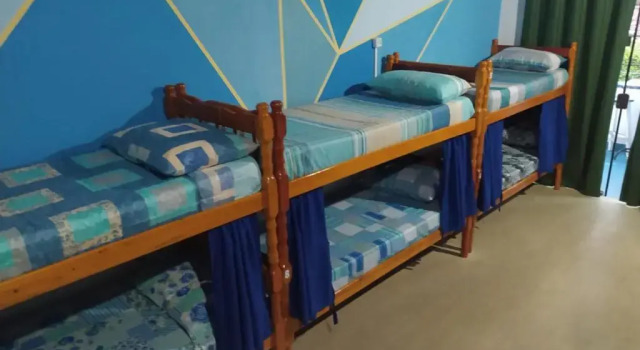 Кровать в общем номере Oceanic Hostel