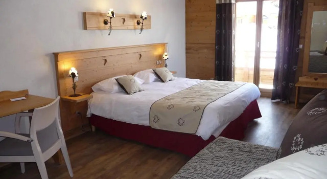 Трёхместный номер Standard Chalet-Hôtel Le Beausoleil, The Originals Relais