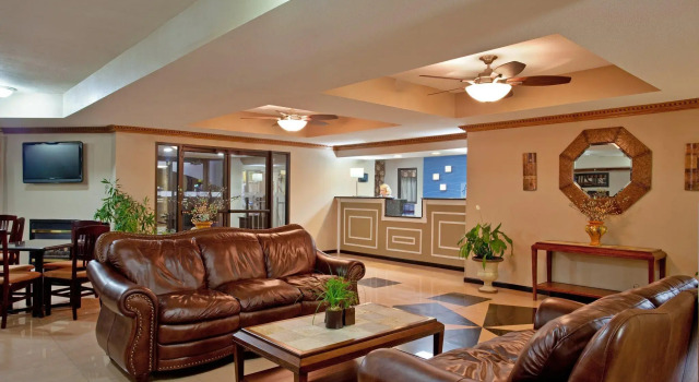 Holiday Inn Express and Suites Three Rivers, Varaa Hotelli Three Rivers Michigan
