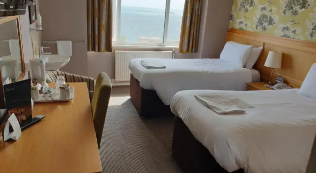 Standard Kahden hengen huone merinäköala Commodore Hotel