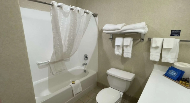 Четырёхместный номер Standard SureStay Hotel by Best Western Eureka