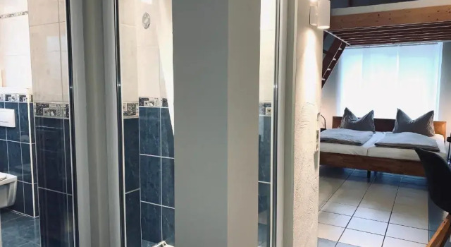 Полулюкс Hotel-Bistro-Europa