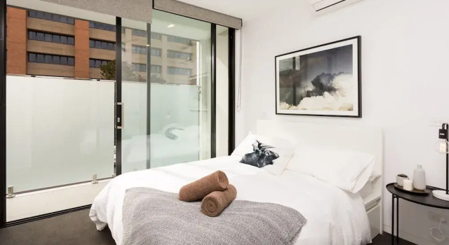 LOLA Sophisticated 3 Level Stunner with Private Rooftop, Забронировать Отель Коллингвуд Мельбурн