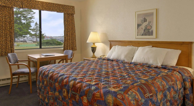 Days Inn by Wyndham Mackinaw City - Lakeview, Забронировать Отель СПА-отели Макино-Сити, рядом с Гольф-клуб Animal Tracks Adventure, SPA-услуги