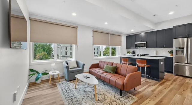 Stylish Downtown Unit With Historic Charm 2 Bedroom Apts, Забронировать Апартаменты/квартира Отели Блумингтон с парковкой, рядом с Стадион "Ассембли Холл", Парковка