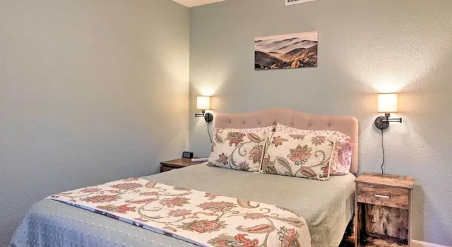 Flagstaff Retreat w/ Large Yard, Balcony & Views!, Rezerwuj Hotel Mountainaire Arizona