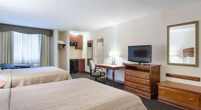 Полулюкс Quality Inn & Suites Northampton - Amherst