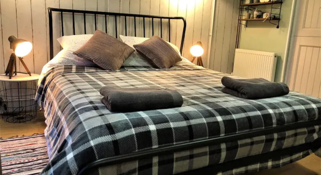 Unique 1+ bed Cabin, Parking and Private Garden, Book Hotel  