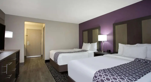 Четырёхместный люкс Deluxe с видом на горы La Quinta Inn by Wyndham Roanoke Salem